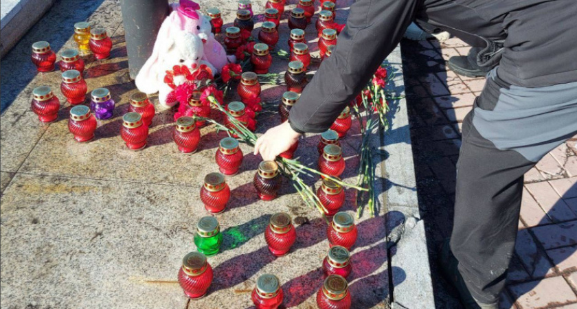 В Петропавловске на Камчатке организовали мемориал памяти о погибших в теракте в подмосковном Красногорске.