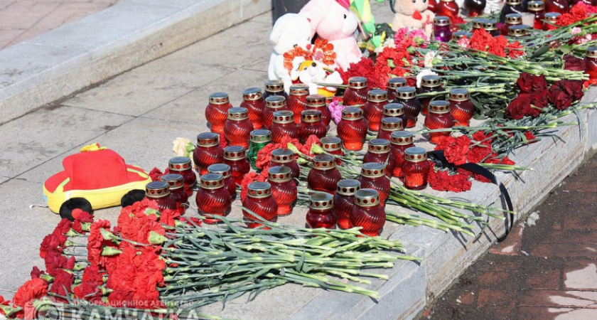 Цветы несут жители Камчатки к стихийному мемориалу в центре Петропавловска-Камчатского.