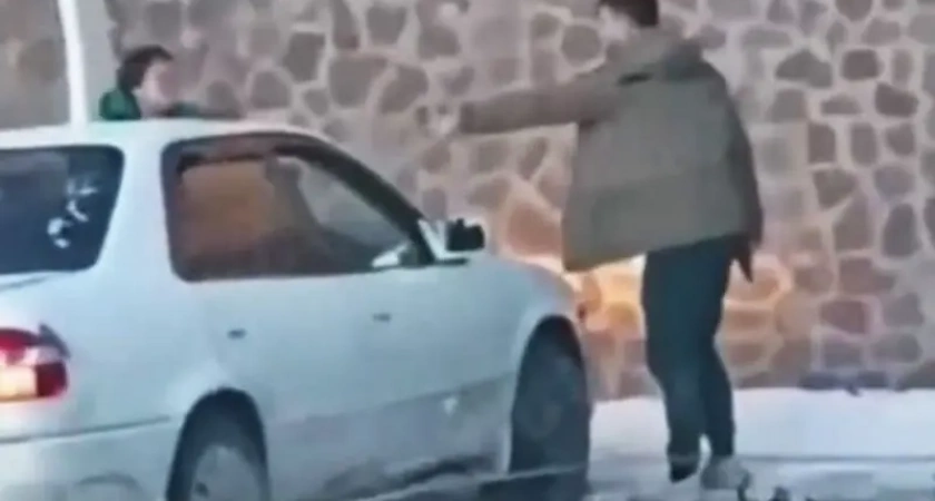 На Камчатке мужчина с пистолетом выяснял отношения с женщиной у бара