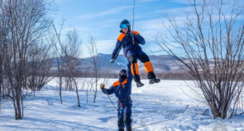 Камчатские спасатели отрабатывали навыки беспарашютного спуска.