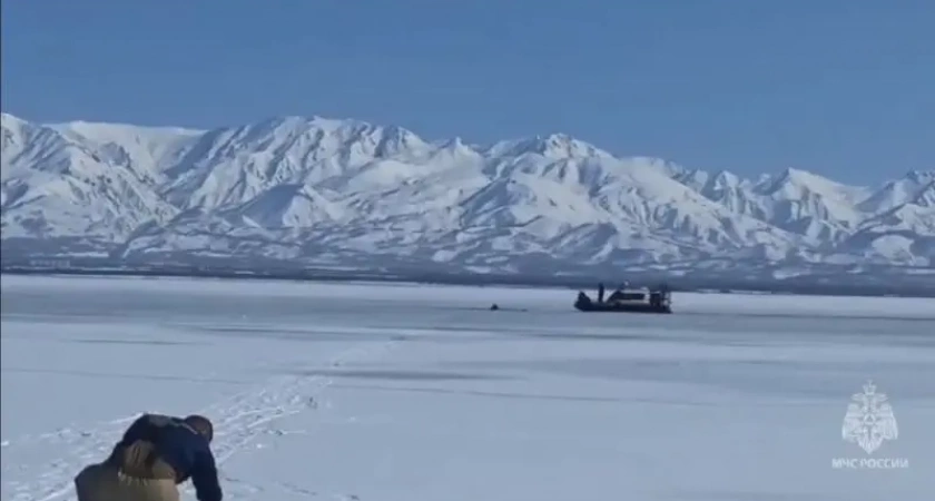 Снегоход с водителем провалился в ледяную воду озера на Камчатке