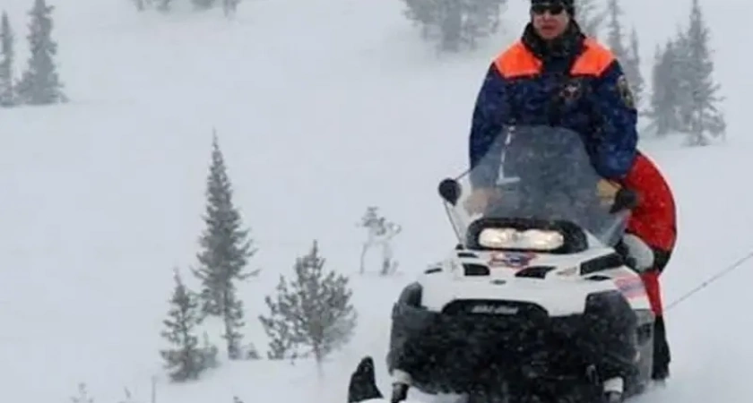 На севере Камчатки отравившихся туристов эвакуируют спасатели