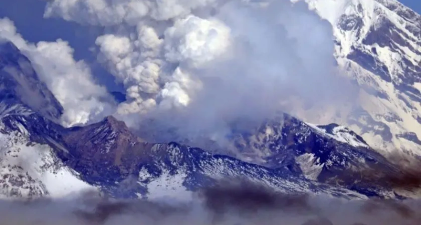 Пепел вулкана Шивелуч на Камчатке поднялся на три километра
