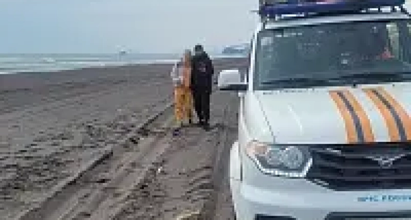 Камчатские спасатели пришли на помощь туристам на Халактырском пляже