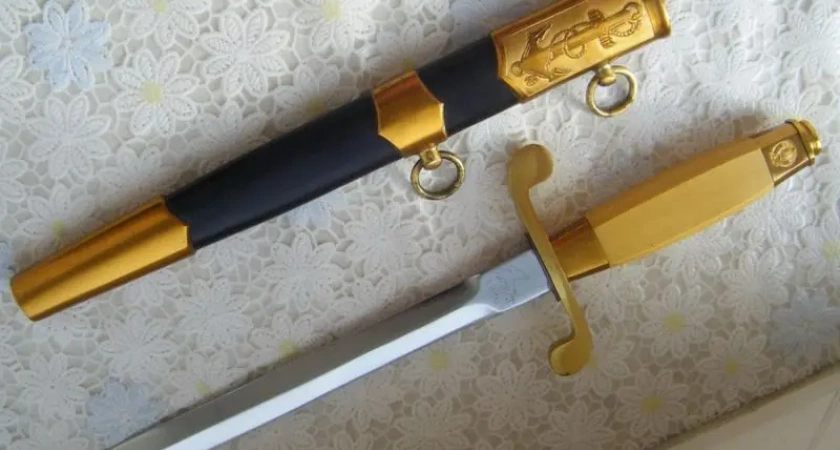 Житель Камчатки попал под статью за офицерский кортик