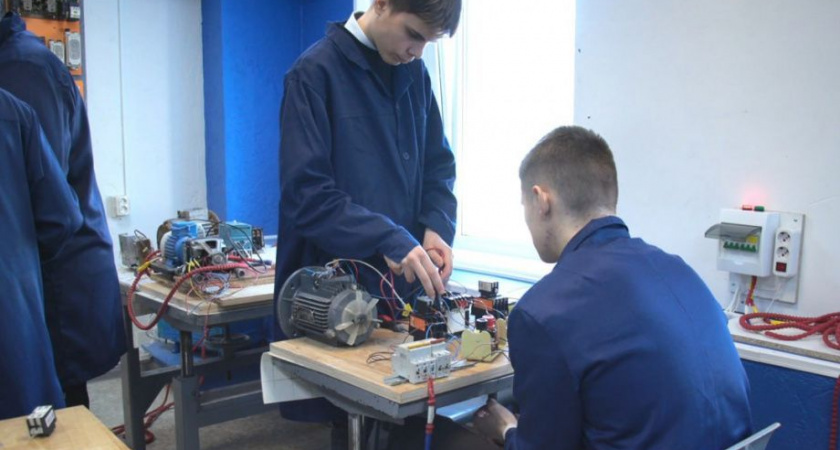 Мастерские камчатского техникума посетили губернатор края Солодов и Юрий Трутнев