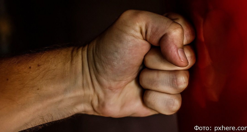 На Камчатке мужчина, ища женщину, избил и ограбил незнакомца