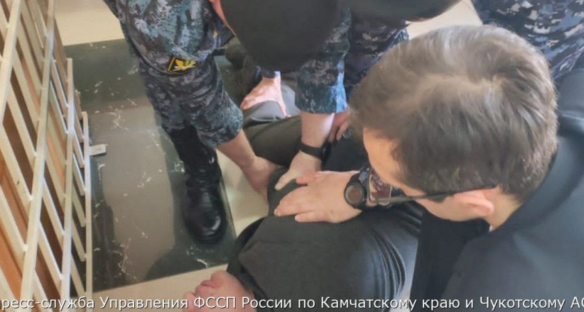 На Камчатке судебным приставам пришлось «откачивать» подсудимого прямо в зале суда