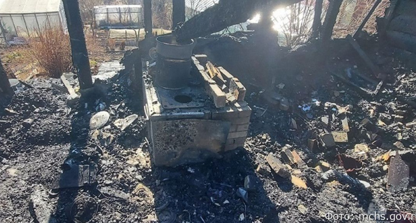Огонь из печки спалил дачный дом на Камчатке