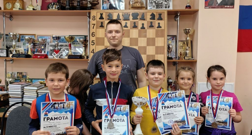 Ученики начальной школы города состязаясь за звания лучших шахматистов