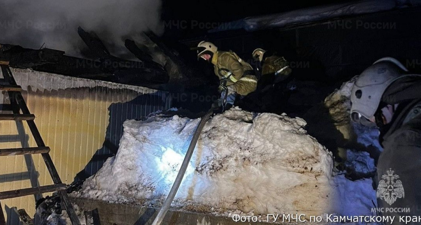 В Елизовском районе ночной пожар лишил дом второго этажа