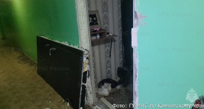 В Петропавловске спасатели выломали дверь в квартиру, где крепко спал мужчина