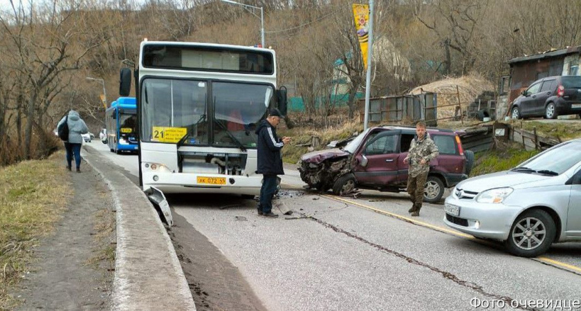 В Петропавловске-Камчатском на одной из улиц из-за аварии встало движение в обе стороны (видео)