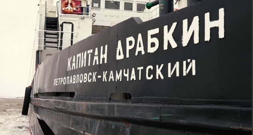 Движение парома «Капитан Драбкин» в Усть-Камчатске затрудняет ледовая обстановка 
