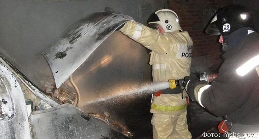 Камчатские спасатели потушили горящий «Субару»