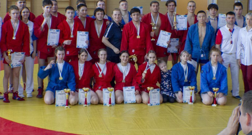 Борцы самбо на Камчатке встретились на ковре турнира ко Дню Победы