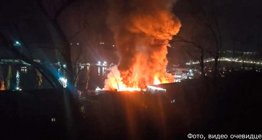 В центре Петропавловска-Камчатского крупный пожар: горит строение на морвокзале
