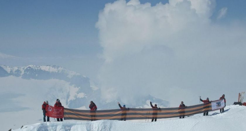 Знамя Победы над Мутновским вулканом на Камчатке!