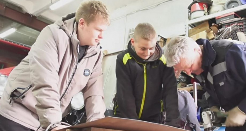 Камчатские школьники восстановили автомобиль «Победа» для участия в параде