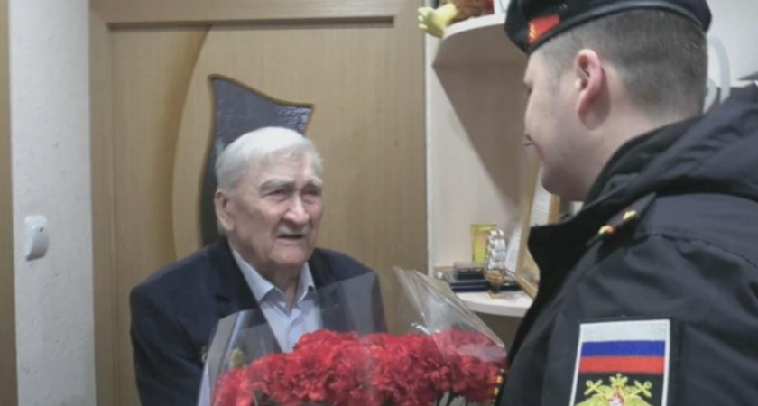 Морпехи камчатской 40-й бригады поздравили ветерана Великой Отечественной войны
