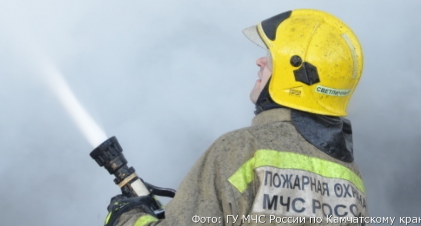 В Елизовском районе на Камчатке опять горело – на этот раз хозпостройки