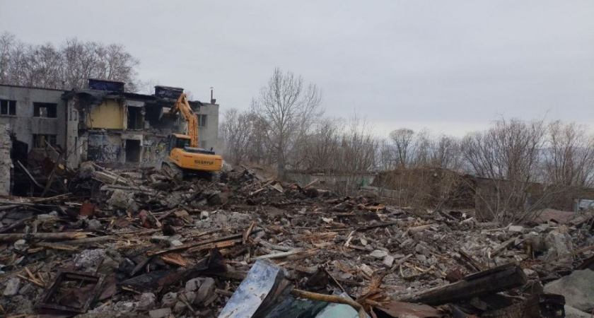 Снос заброшенных зданий бывшего телецентра на Никольской сопке начался на Камчатке