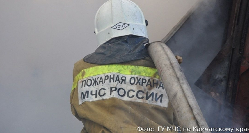 Ночью в посёлке Палана при пожаре в гараже сгорел снегоход