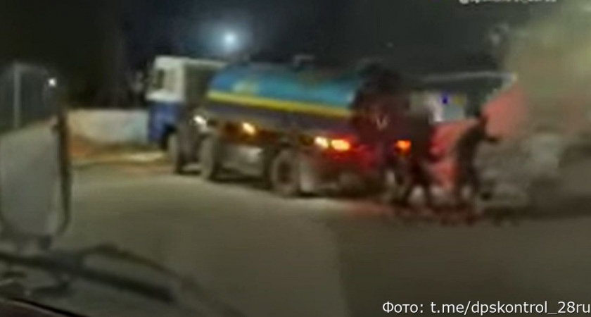 На Дальнем Востоке ассенизатор потушил загоревшийся автомобиль (видео)