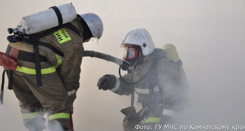 В столице Камчатки ветер разогнал пал на три дома