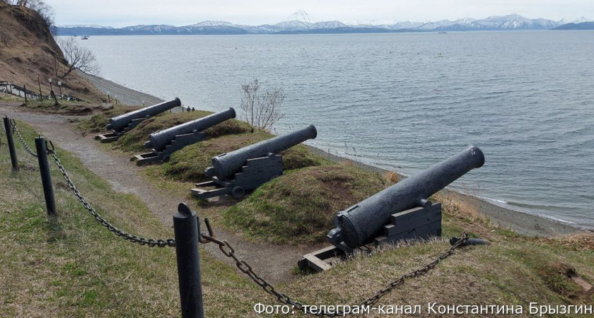 При ремонте батареи лейтенанта Максутова в Петропавловске рабочие повредили ее элемент