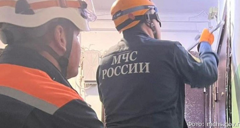 Камчатские спасатели вскрыли дверь в квартиру женщины, которая сломала ногу