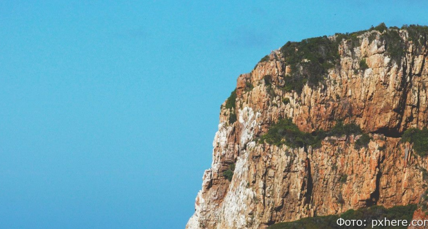 На Сахалине 17-летняя девушка упала со скалы