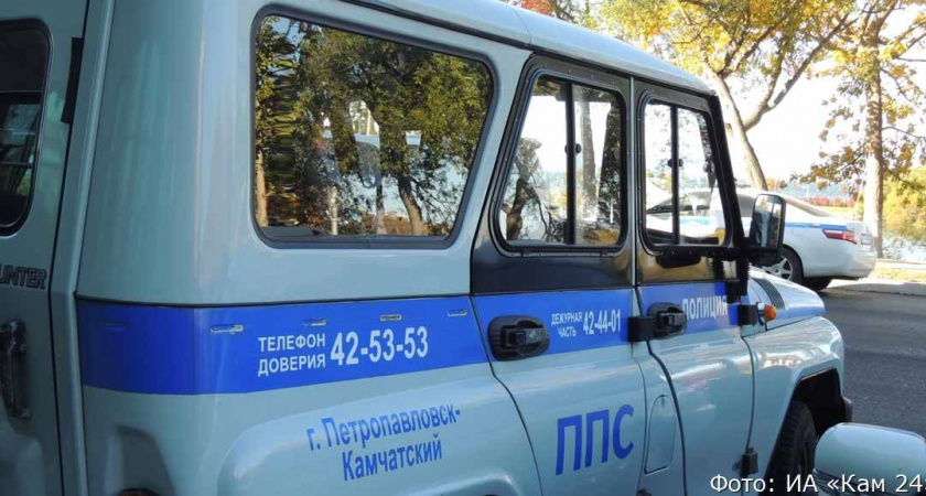 Камчатский полицейский бросил пьяного человека умирать без одежды на улице