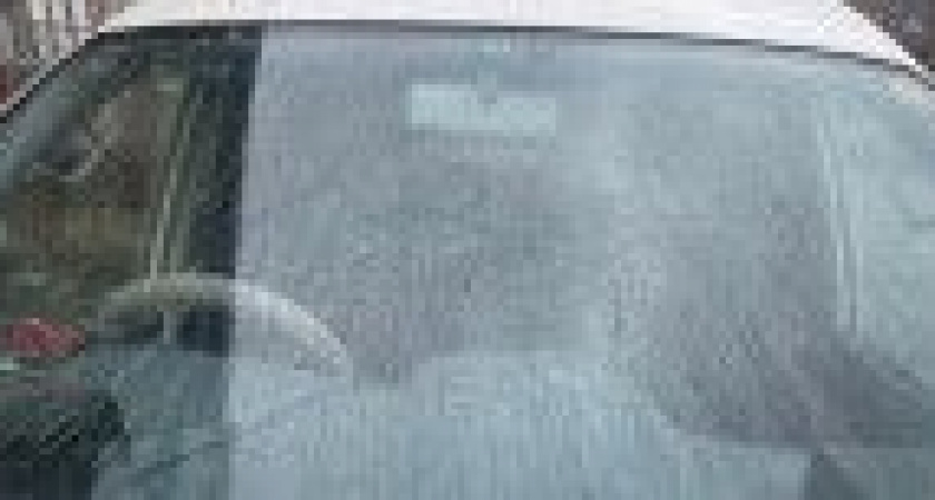 В Милькове мужчина разбил камнем стекло соседского микроавтобуса