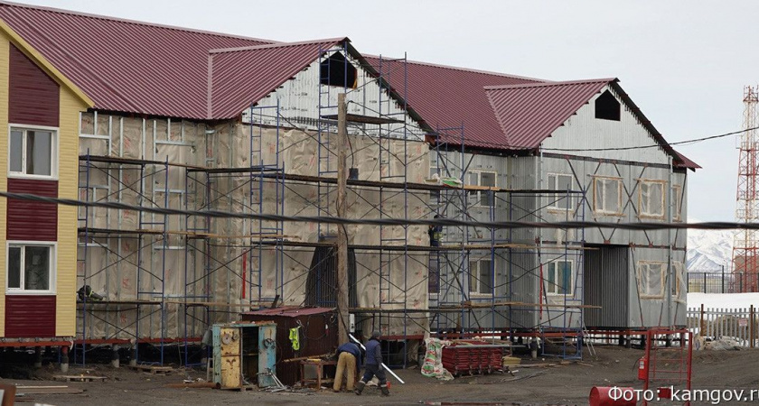 В Усть-Камчатском районе рабочие приступили к внешней отделке домов для расселения