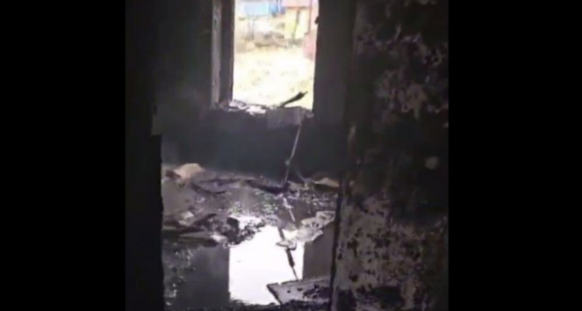 Расселенный трехэтажный дом в Петропавловске на Камчатке тушили 13 человек