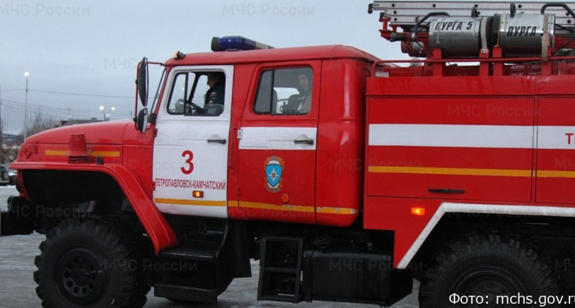 В Петропавловске-Камчатском загорелась пристройка к многоквартирному дому