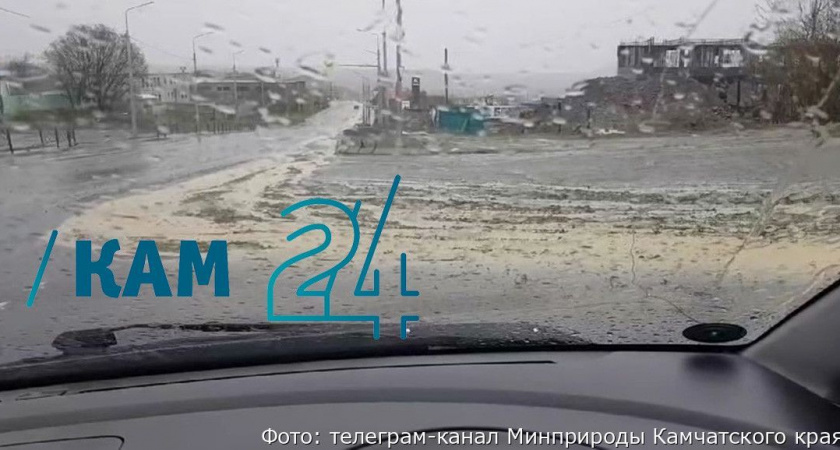 В Петропавловске-Камчатском «водопад» с карьера мешает автомобилистам и вредит природе