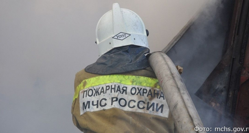 На Камчатке в Елизовском районе огонь перекинулся с одной хозпостройки на соседскую