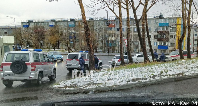 В Петропавловске-Камчатском автомобиль Росгвардии въехал в «лоб» стоящего «Ниссана» (видео)