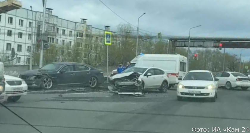 В Петропавловске-Камчатском к участникам ДТП на Пограничной примчалась скорая
