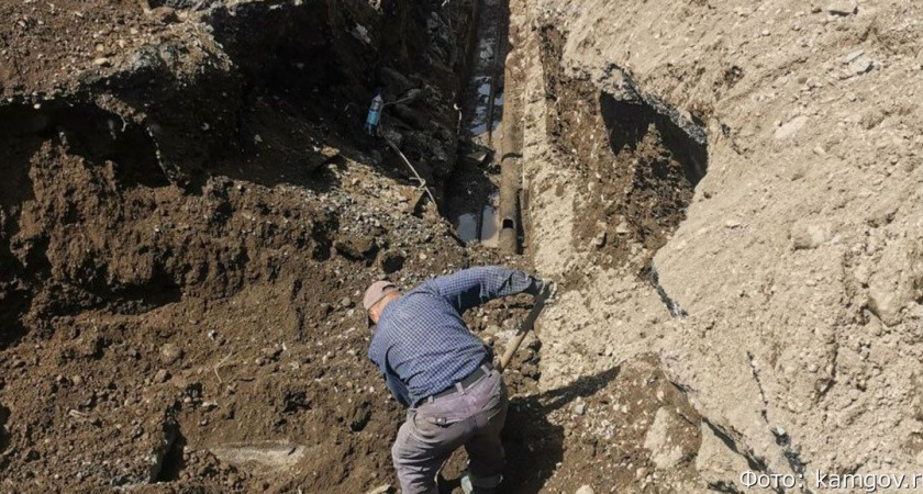 На Камчатке в селе Мильково участок ветхого водопровода дал течь