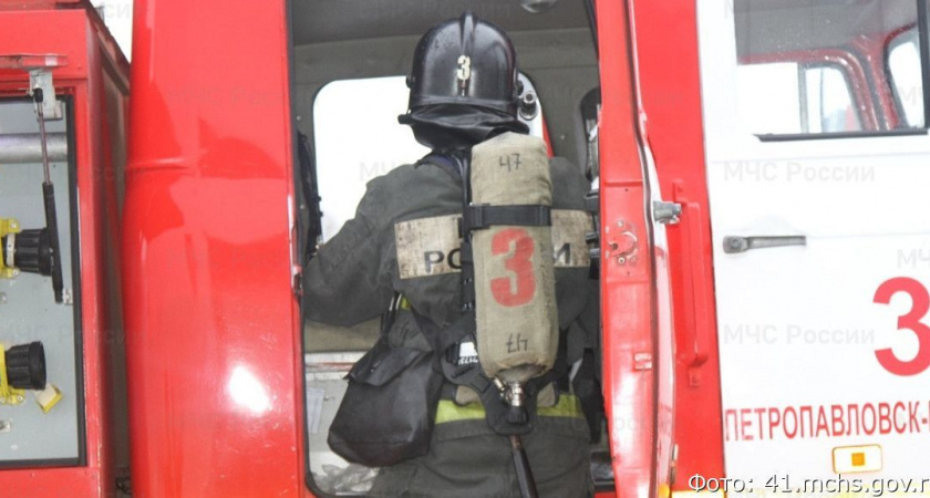 На Камчатке огнеборцы ищут причину пожара в гараже