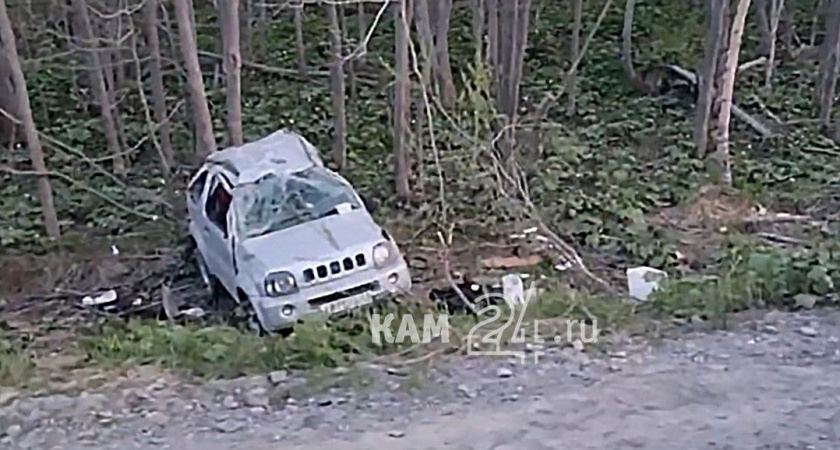 На Камчатке автомобиль подлетел на яме и улетел с дороги