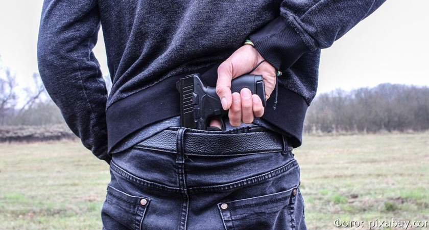 В Петропавловске-Камчатском хулиган помахал пневматической «пушкой» у клуба и попал под статью