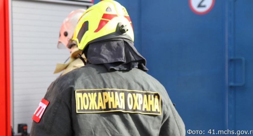 На Камчатке пожарные спасли балкон от огня