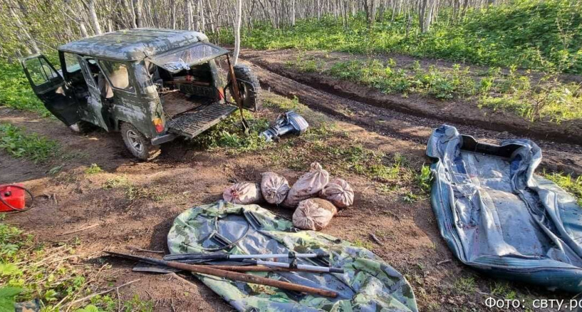 На Камчатке браконьеры скрылись от рыбоохраны, бросив машину и добычу