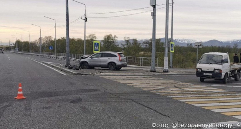 Не проскочил: момент столкновения двух авто на Камчатке попал на видео
