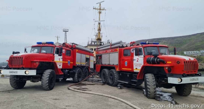 На Камчатке горело судно, стоящее в ремонте
