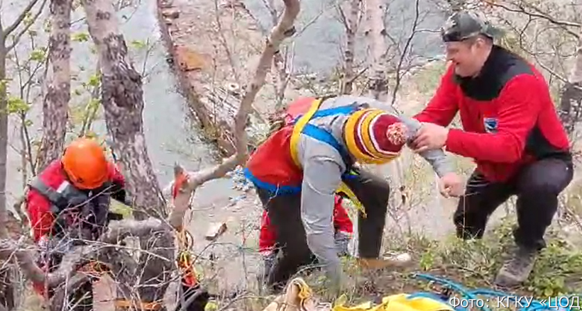 В столице Камчатки спасли мужчину, непонятно как оказавшегося на 30-метровой скале